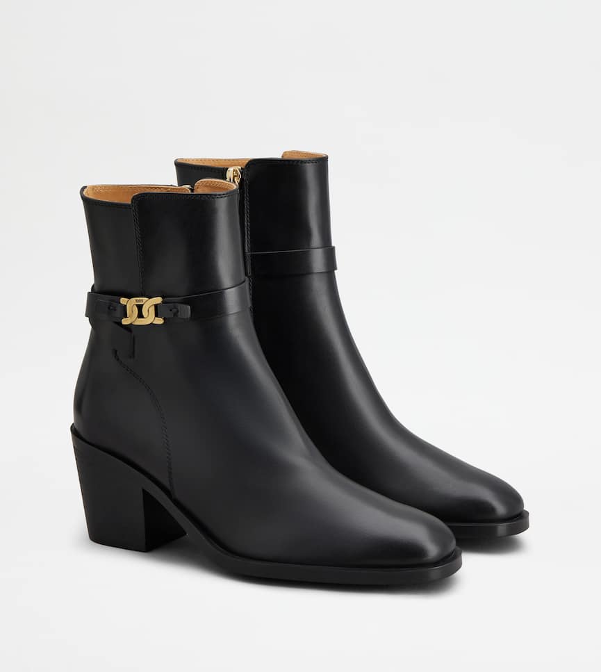 Ankle Boots in Leather - Three-quarter view