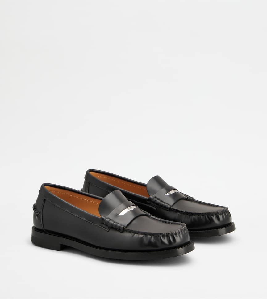 Loafers in Leather - Three-quarter view