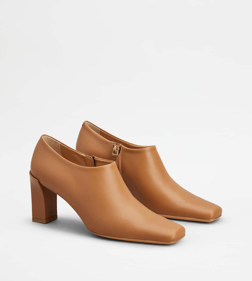 Ankle Boots in Leather - Three-quarter view