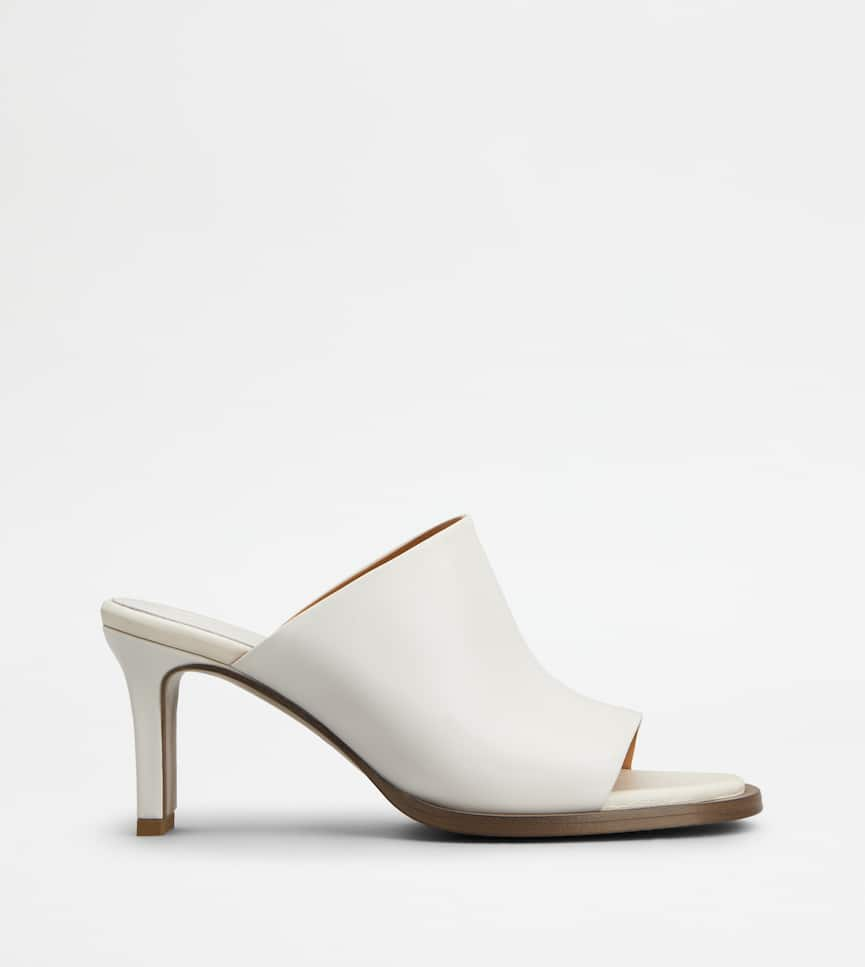 Mules in Leather - Side view