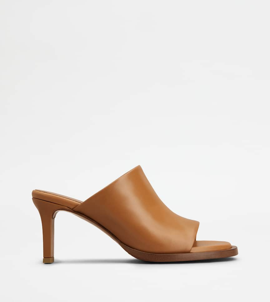 Mules in Leather - Side view