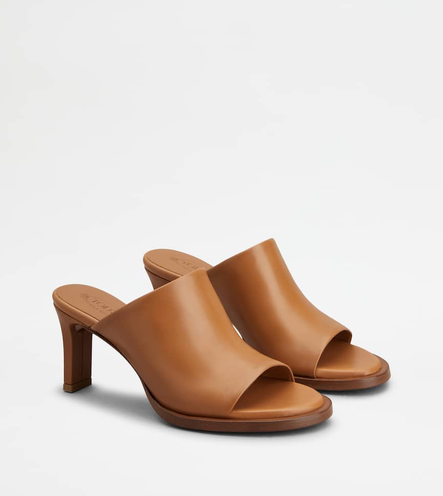 Mules in Leather - Three-quarter view