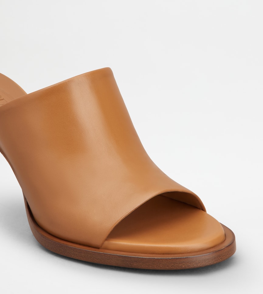 Mules in Leather - Alternativa dettaglio