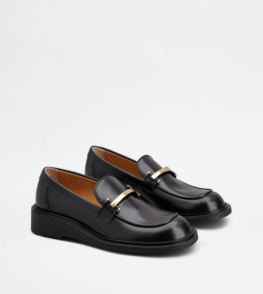 Loafers in Leather - Three-quarter view