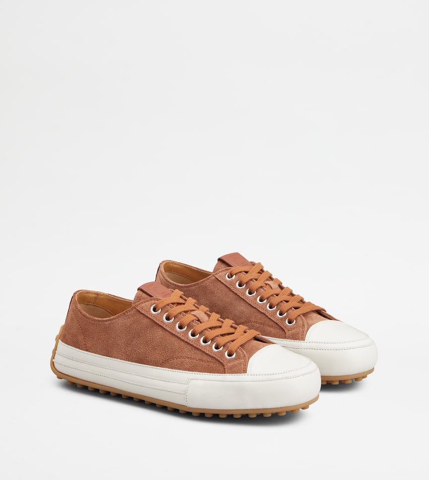 Sneakers in Suede - Three-quarter view