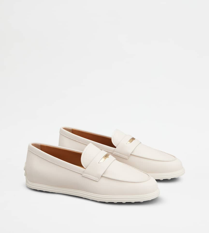 Loafers in Leather - Three-quarter view