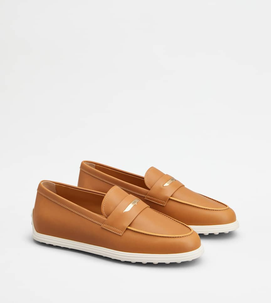 Loafers in Leather - Three-quarter view