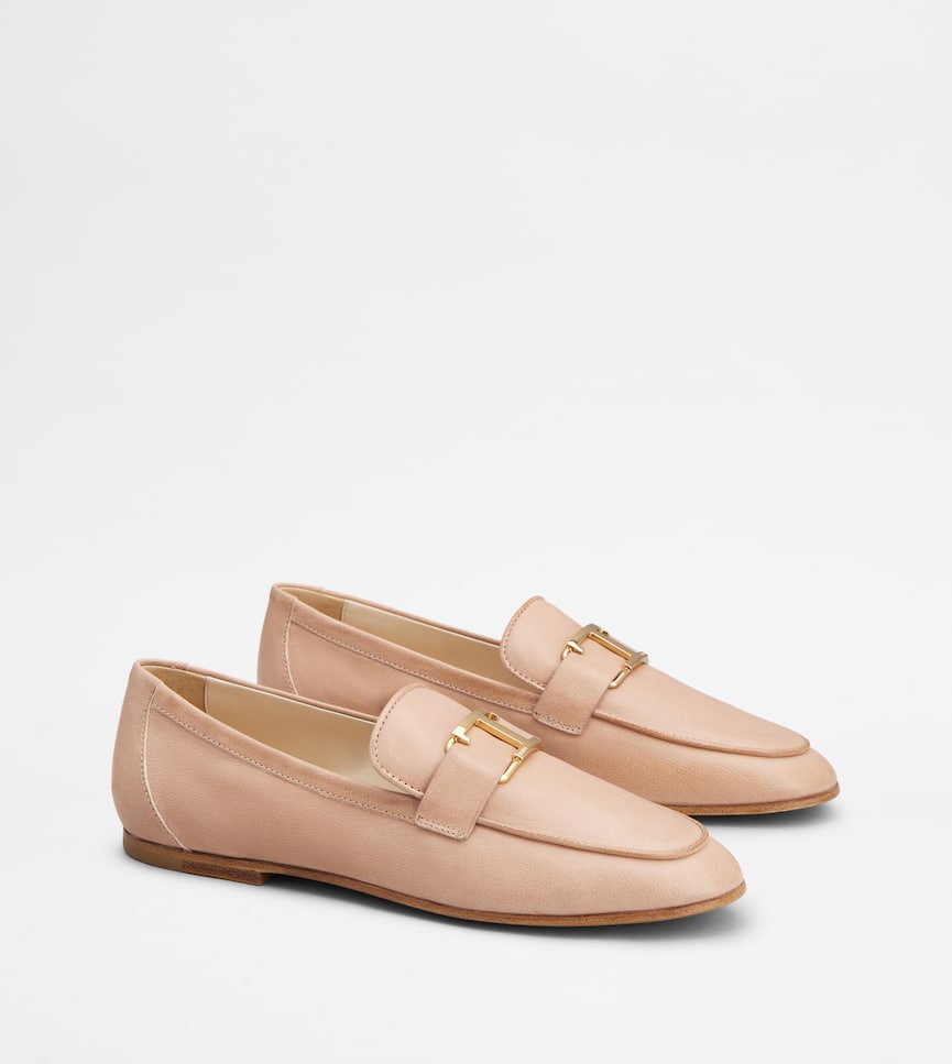 T Timeless Loafers in Leather - Three-quarter view